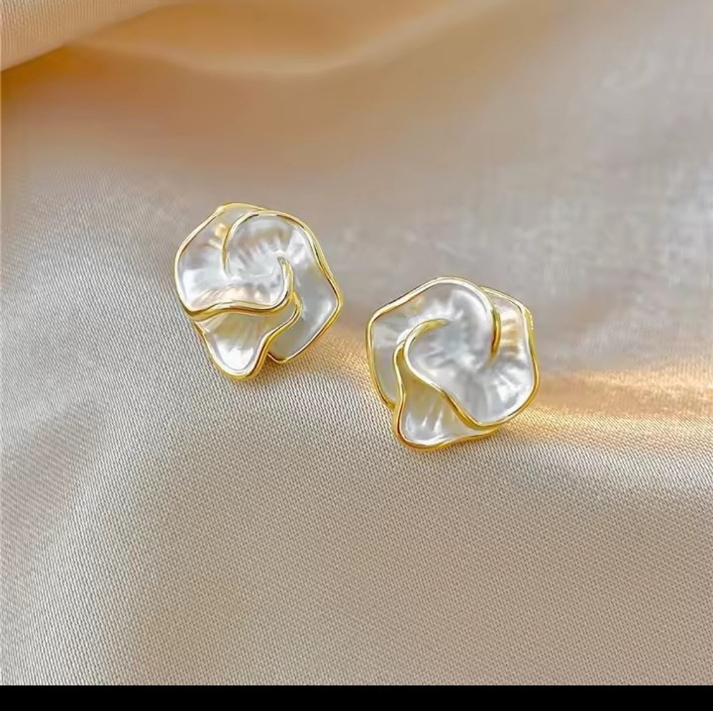 Fashion Jewelry Whiteโ Enamel Flower Stud Earrings F86
